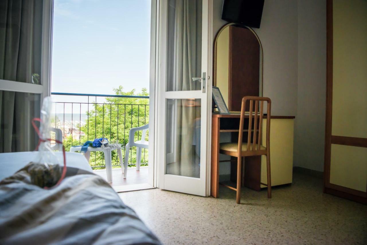 Hotel Vienna Cervia Buitenkant foto
